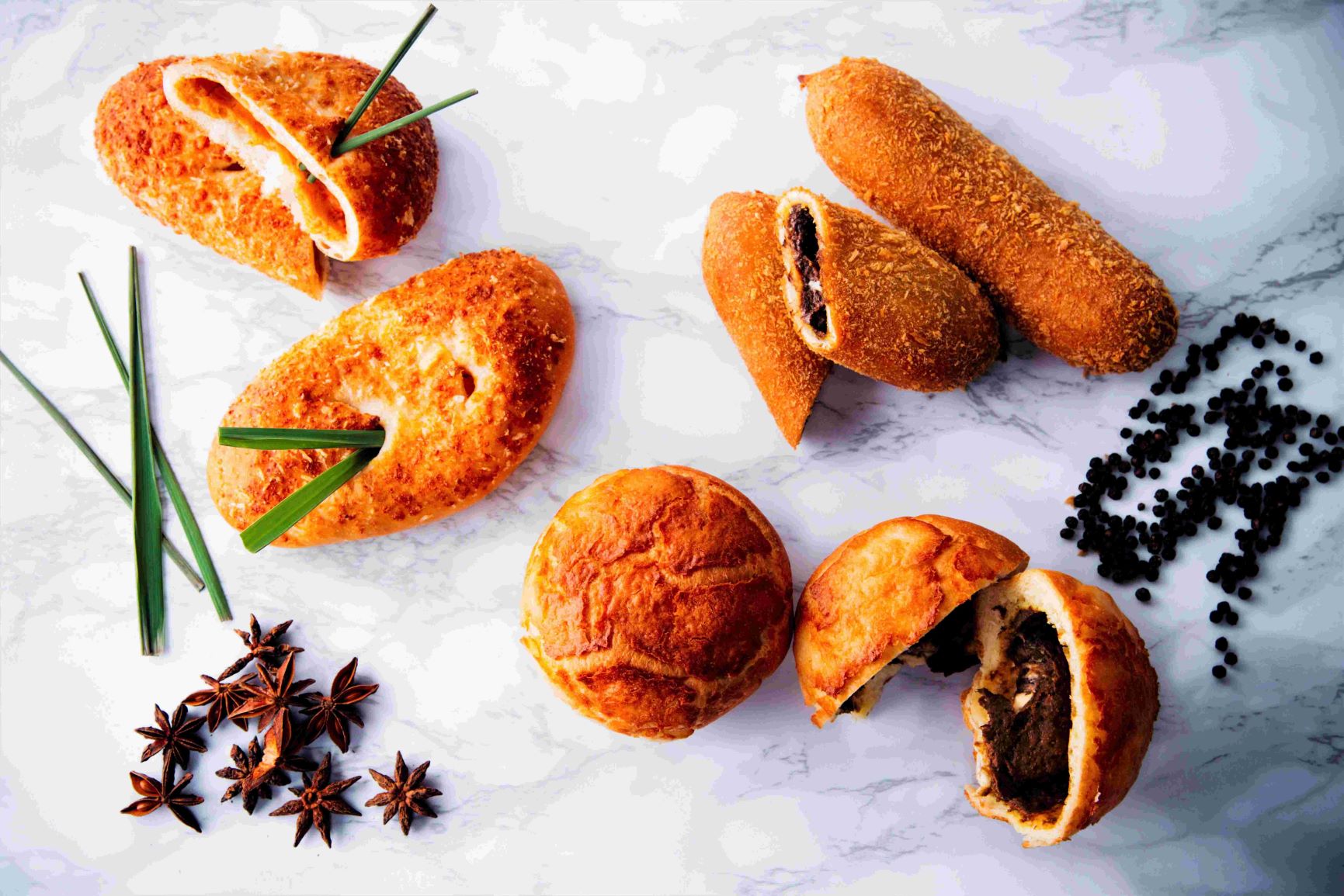 【夏のカレーパンフェア】スパイシーな進化系カレーパン3種を食べ比べ