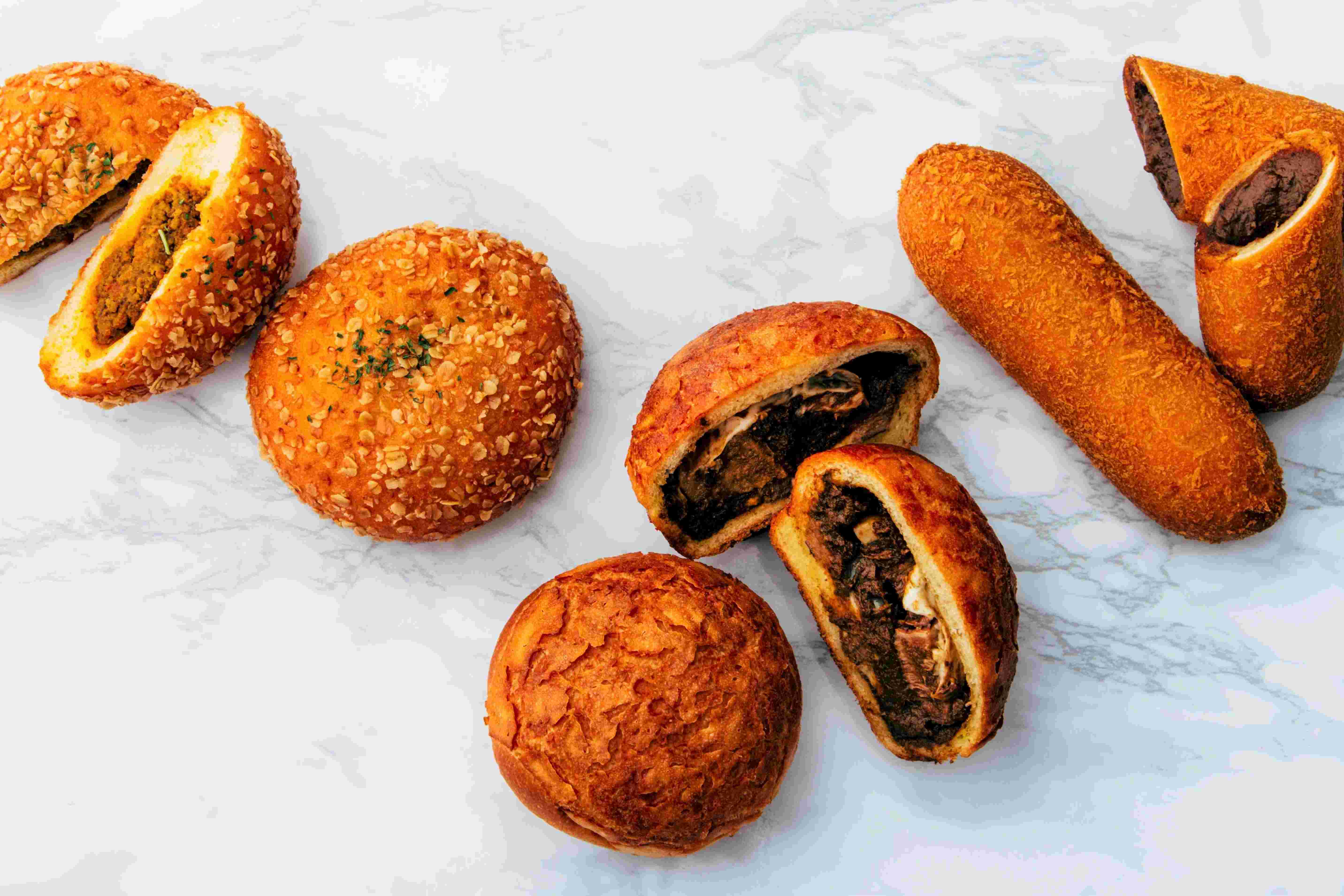 【秋のカレーパンフェア】個性的な進化系カレーパン3種を食べ比べ